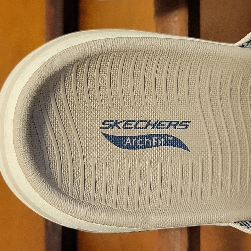Skechers GO Walk Arch Fit Palm Coast Beige & Navy Flip Flops Size 8 - Picture 2 of 6
